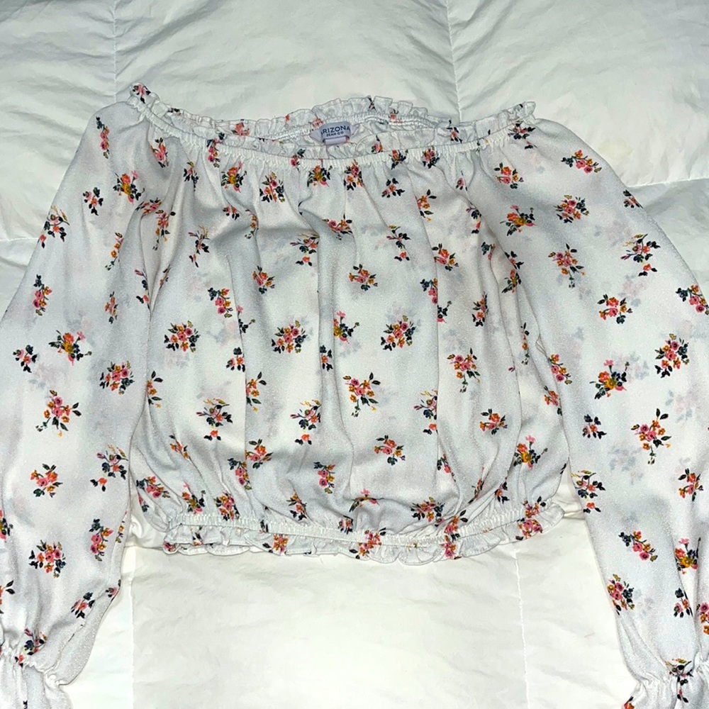 White floral long sleeve top from Arizona Jean Company. Size Small in woman’s